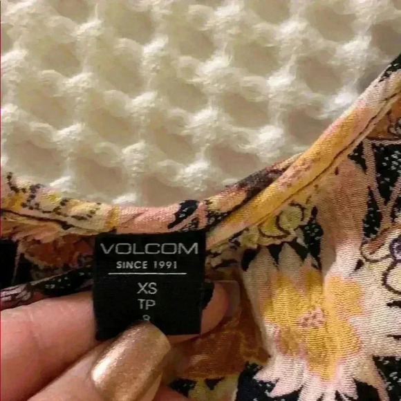 Volcom top - Picture 3 of 3